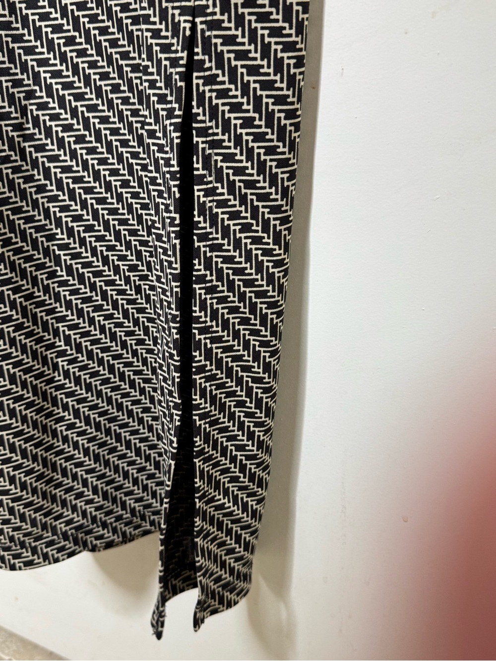 Sleeveless V-Neck Maxi Dress in Black and Cream - Unknown Brand - Picture 3 of 6